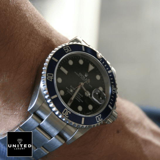 Rolex Submariner Date 16610 Rolex Submariner Date 16610 S.Steel Oyster Bracelet Black Dial Replica on his arm