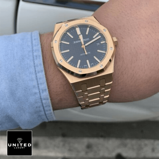 Audemars Piguet Royal Oak 15400OR.OO.1220OR.03 Super Clone Edition Audemars Piguet Royal Oak 15400OR.OO_.1220OR.03 Pink Gold Blue Dial Replica on the wrist