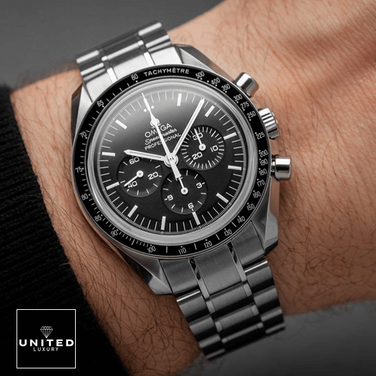 Omega Speedmaster Professional 311.99.42.30.04.001 Omega Speedmaster Professional Black Dial Replica on the wrist