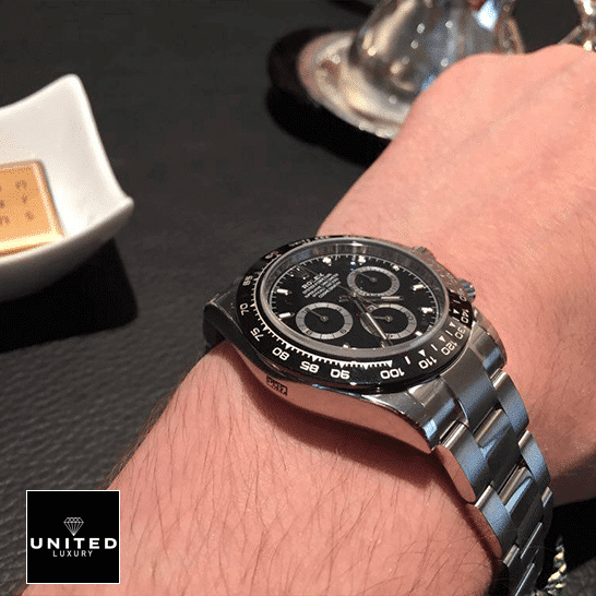 Rolex Daytona Cosmograph 116520 Rolex Daytona 116500ln-0002 Black Bezel Oyster Replica on his arm