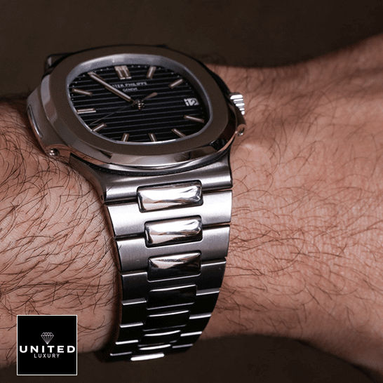 Patek Philippe Nautilus 5711/1A-010 Blue Dial Signature Replica 1:1 Patek Philippe 5711 1A 010 replica hand Patek-Philippe-5711-1A-010-replica-hand