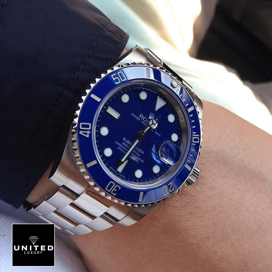 Rolex Submariner Date 116619 Rolex Submariner Blue Dial 116619lb-0001 Replica on his arm