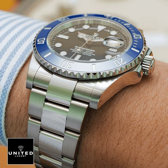 Rolex Submariner Date 16610 Rolex Submariner Date 16610 Blue Bezel Oyster Replica on his arm