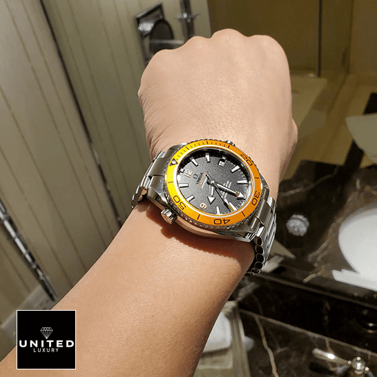 Omega Seamaster Gri Kadran Turuncu Bezel Replika bilekte