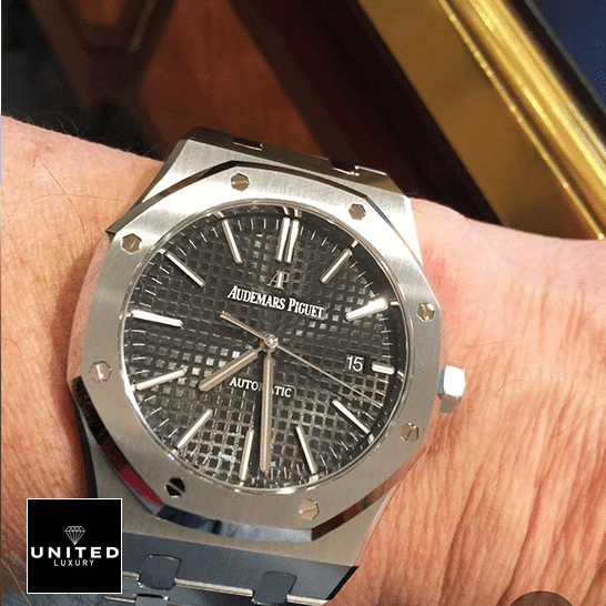 Audemars Piguet Royal Oak 15400ST.OO_.1220ST.04 Gray Replica on the man wristh