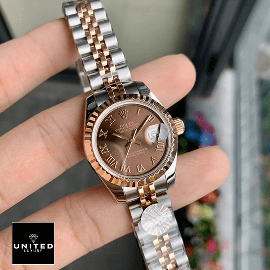 Rolex Datejust 278271 Rolex Datejust 288271 Everose Gold Roman Dial Replica on the fingers