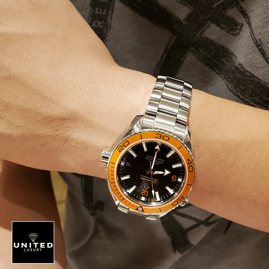 Omega Seamaster Planet Ocean 232.30.42.21.01.002 Erkek bileğinde replika