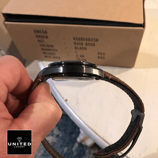 Omega Speedmaster Moonwatch 311.92.44.51.01.006 True Replica 1:1 omega speedmaster 311.92.44.51 replica leftside Omega Speedmaster 311.92.44.51 Leather Bracelet Replica side view on the hand