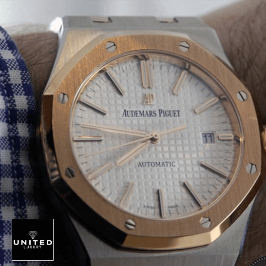 Audemars Piguet Royal Oak 15400SR.OO.1220SR.01 Perfect Clone Edition audemars piguet royal oak self winding two tone 15400SR man wihte Audemars Piguet Royal Oak White Dial Two Tone Replica on the man wrist